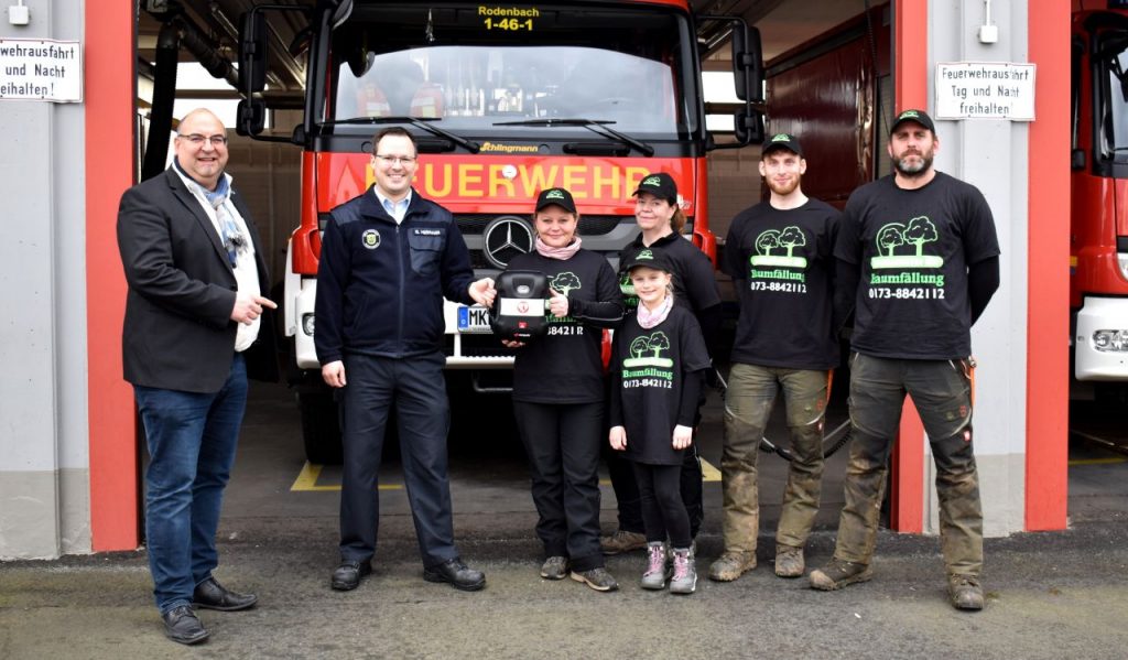 Baumarbeiten Hee spendet 1.000 Euro an die 
Freiwillige Feuerwehr Rodenbach